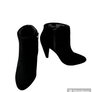 APT. 9 Black Bootie heel Size 6M